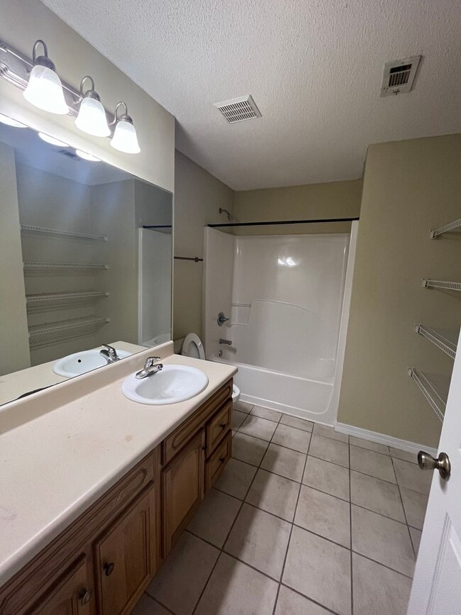 Building Photo - Crestview Townhouse