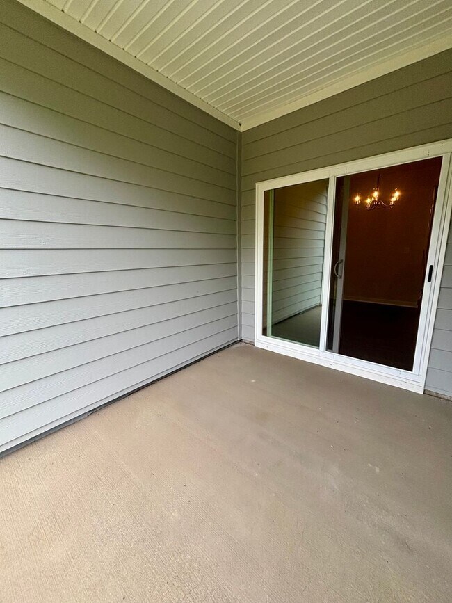 Building Photo - Beautiful, New Construction Townhouse in G...