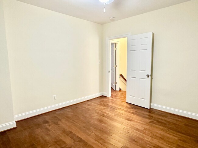 Building Photo - Detached 4 bed 3 bath. Pets Welcome!