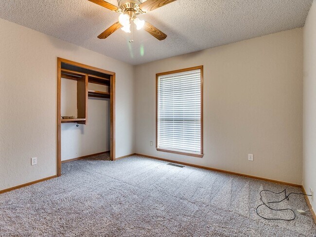 Building Photo - Large Corner Lot - 4 Bed/2.5 Bath + Study - 1 mile from PC North High School