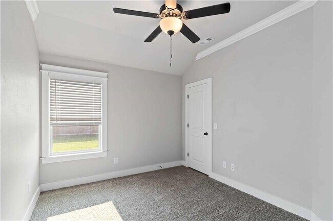Building Photo - 9 E Loveland Loop