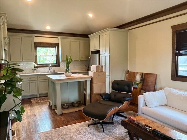 Building Photo - 1021 Louise St