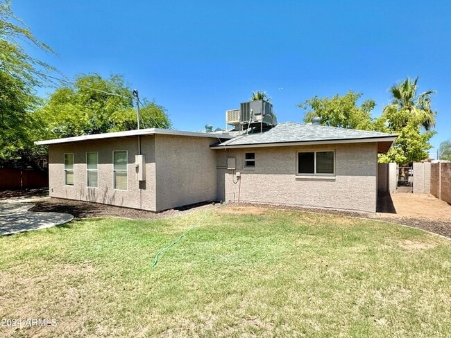 Building Photo - 731 W 12th Pl
