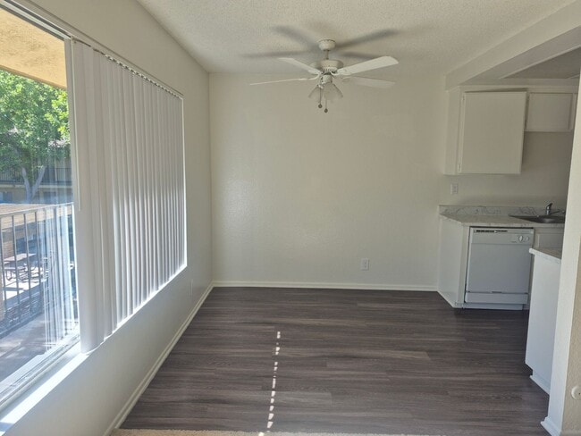 Building Photo - Unit 40 - Spacious 2nd Floor 1 Bed 1 Bath Apartment Home in Anaheim