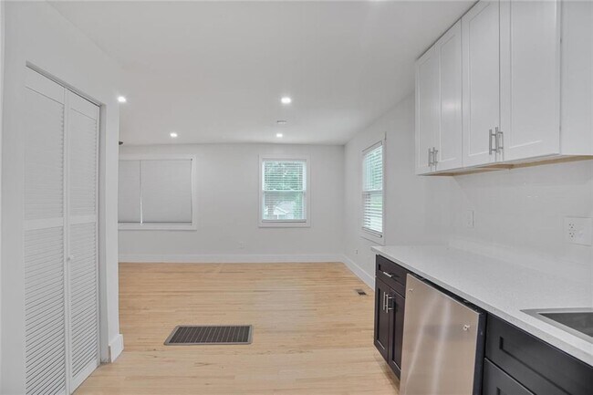 Building Photo - 1315 Kenilworth Dr SW