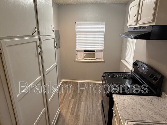 Building Photo - 1615 1/2 N Main St