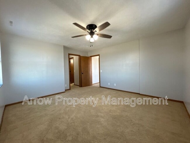 Building Photo - 208 E 5th St