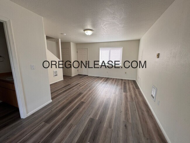 Building Photo - Newly remodeled 3 bedroom townhouse in Springfield