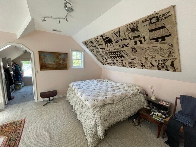 Building Photo - 2354 King Pl NW