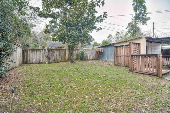 Building Photo - 1741 Oak Dr