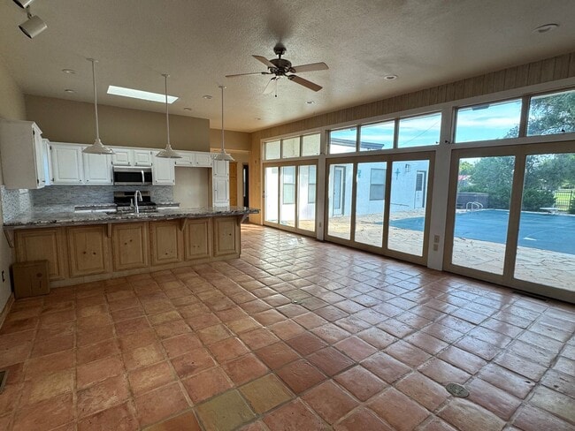 Building Photo - Pool & Hot Tub on the Golf Course Too! Mes...