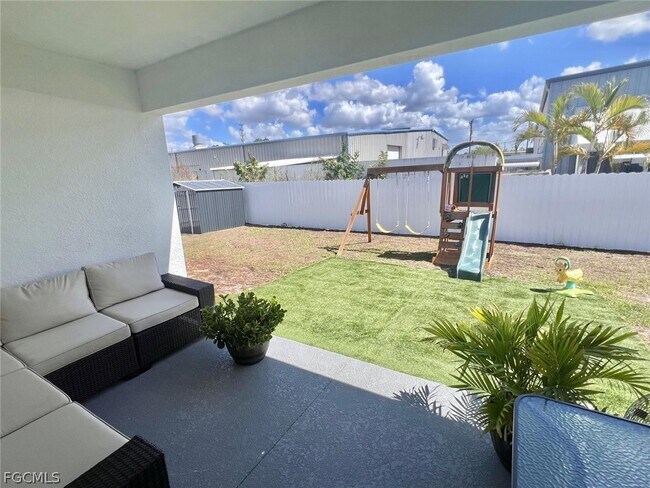 Building Photo - 2425 NE 7th Pl