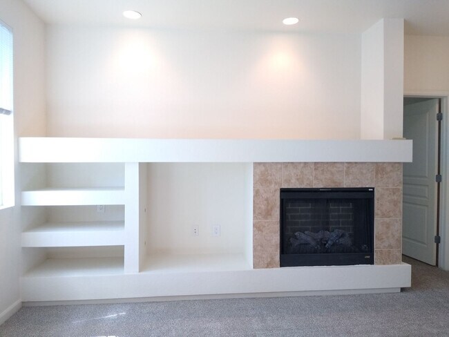 Building Photo - Beautiful and Spacious 3 Bedroom 2 Bath To...