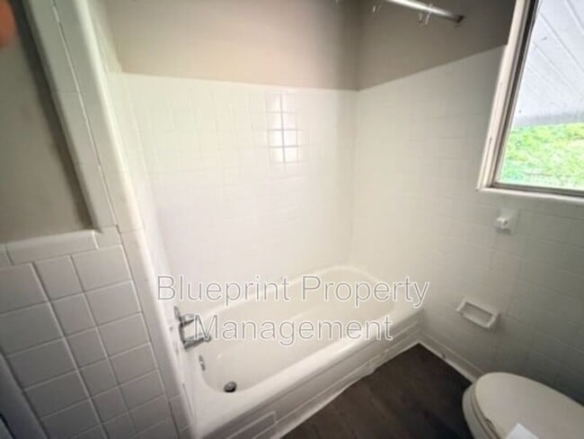 Building Photo - 3736 Oak Ave SW