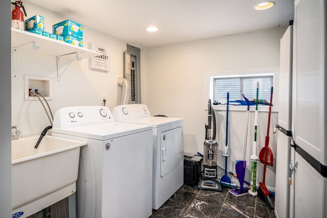 Building Photo - 334 S Wisconsin Ave