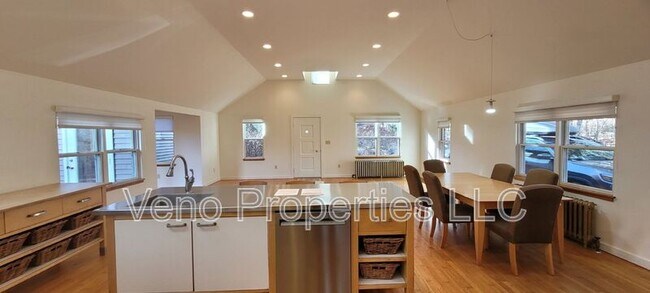 Building Photo - 16 Maple Ave