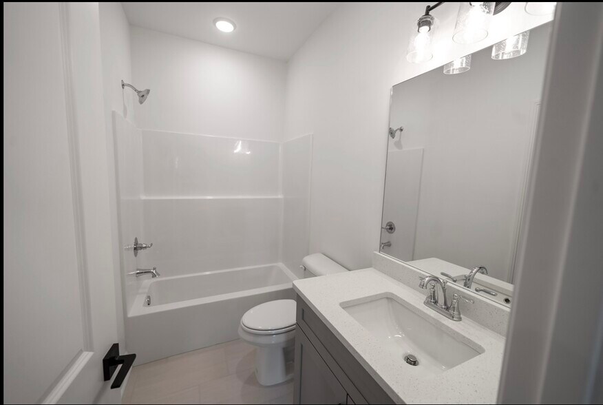 Building Photo - 346 Windsor Dr N