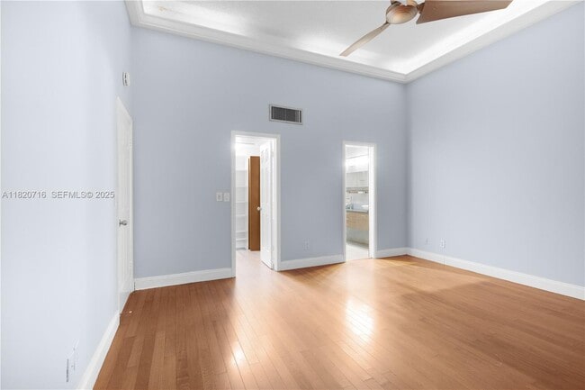 Building Photo - 2627 Parkview Dr S