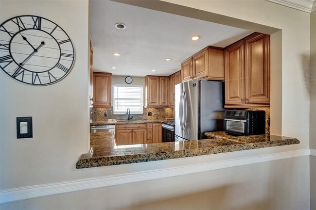 Building Photo - 3051 NE 48th St