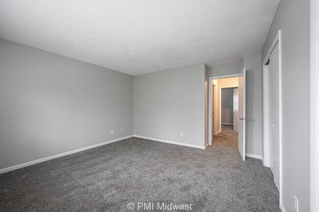 Building Photo - "Charming 2-Bed Haven with 1.5 Baths in Indianapolis – Cozy Living Awaits!"