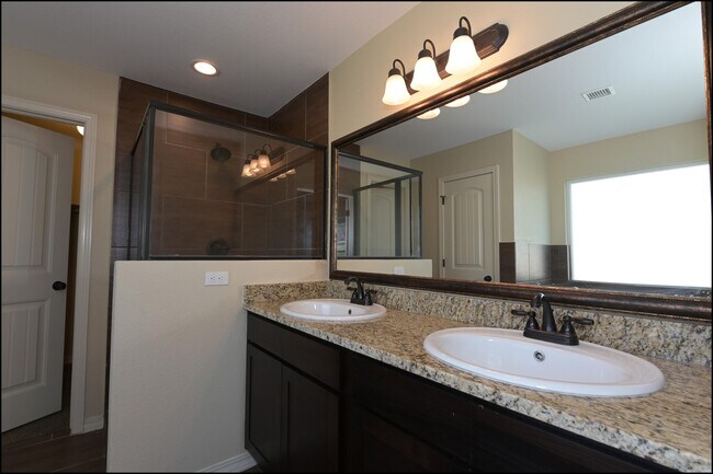 Building Photo - 3131 Red Orchard Dr