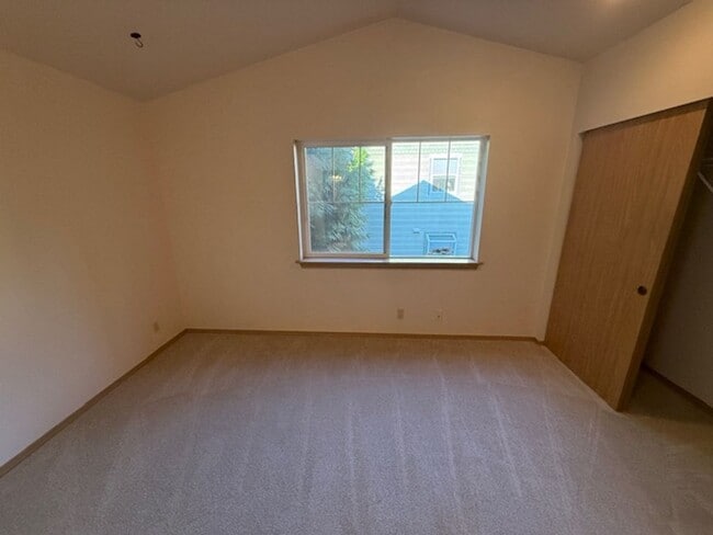 Building Photo - CHARMING 2 BED, 2 BATH KIRKLAND TOWNHOME W...