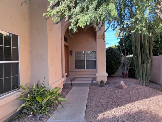 Building Photo - 4746 W Carla Vista Dr