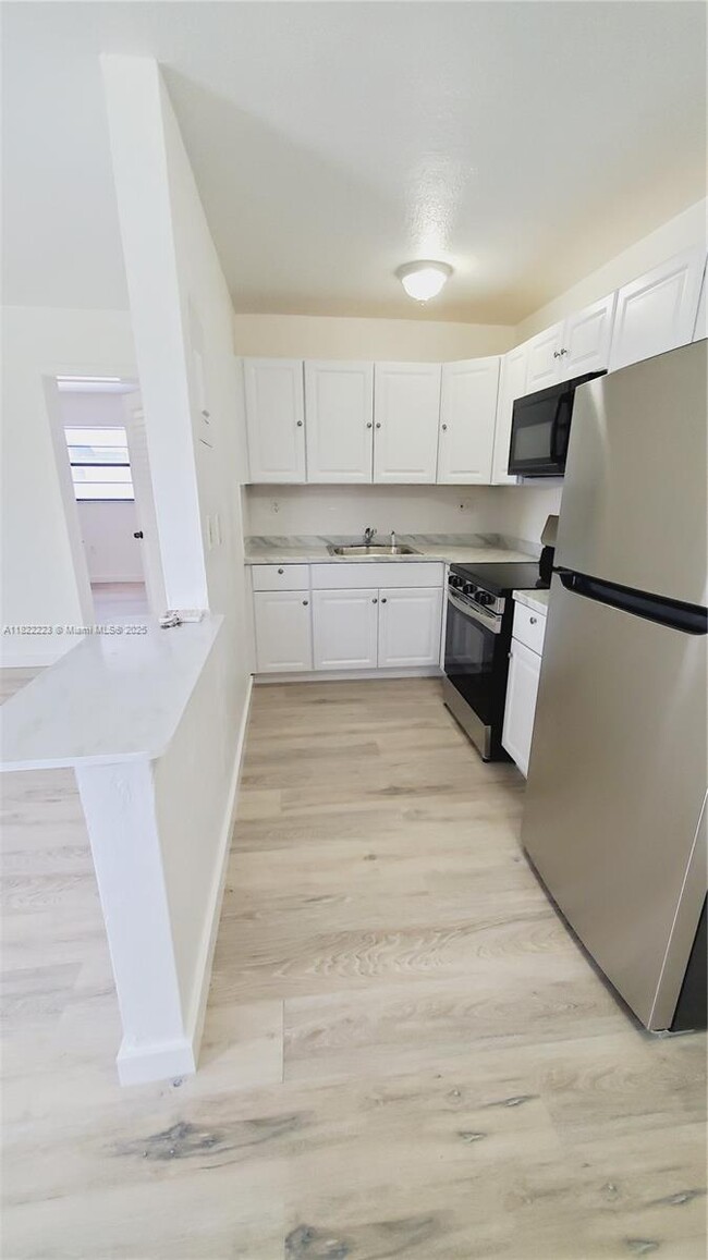 Building Photo - 4450 SW 67th Ave
