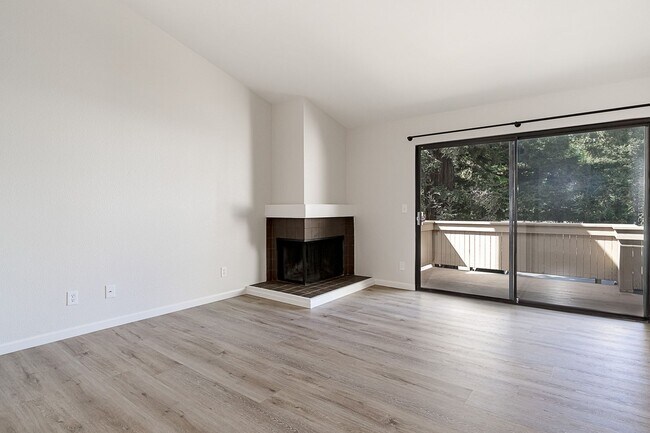 Building Photo - Newly remodeled upstairs condo in gated co...