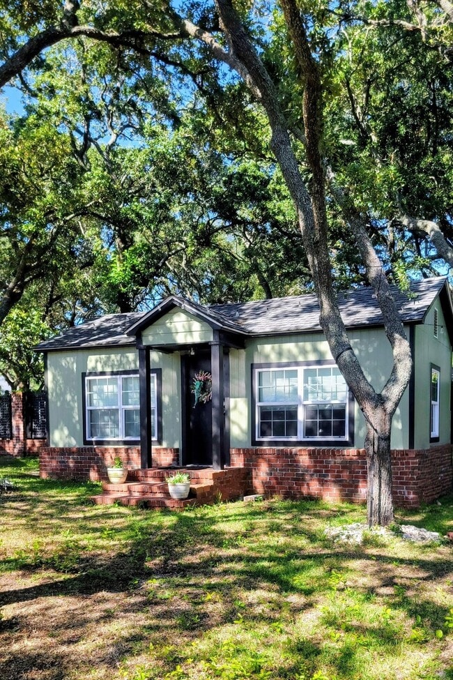 Building Photo - 404 33rd Ave N