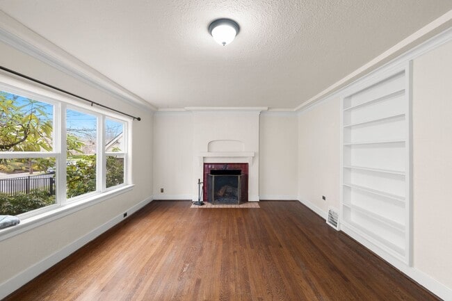 Building Photo - 2 bedroom 1 bath with full basement in Sellwood!