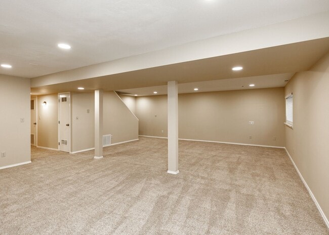 Building Photo - Stunning 5 Bedroom, 3.5 Bath Remodeled Hom...