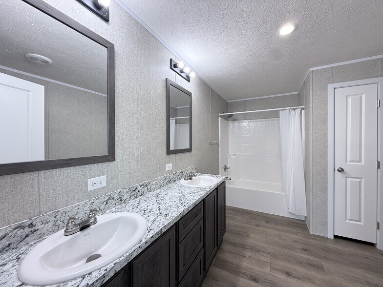 Building Photo - 52167 Williamsburg Ln