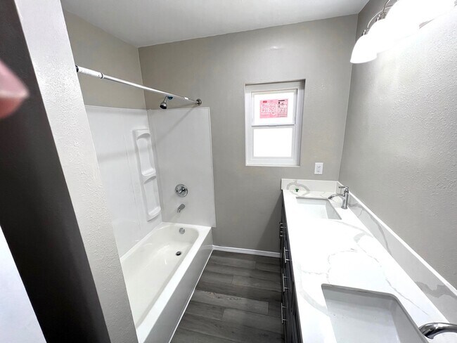 Building Photo - 10600 Andora Ave