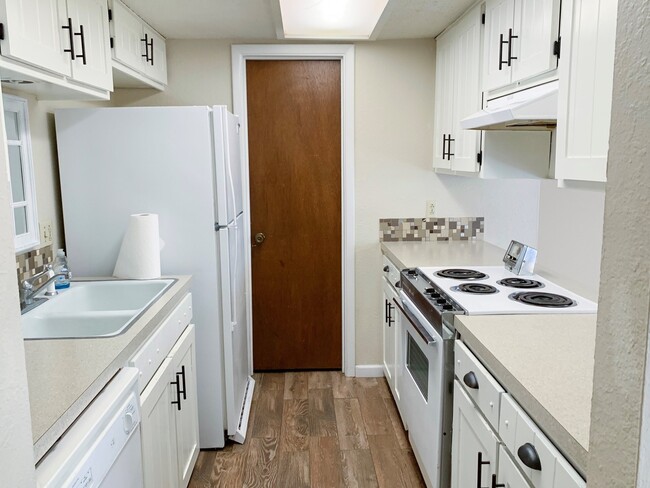 Building Photo - 2 Bed Townhouse with Garage! Convenient Lo...