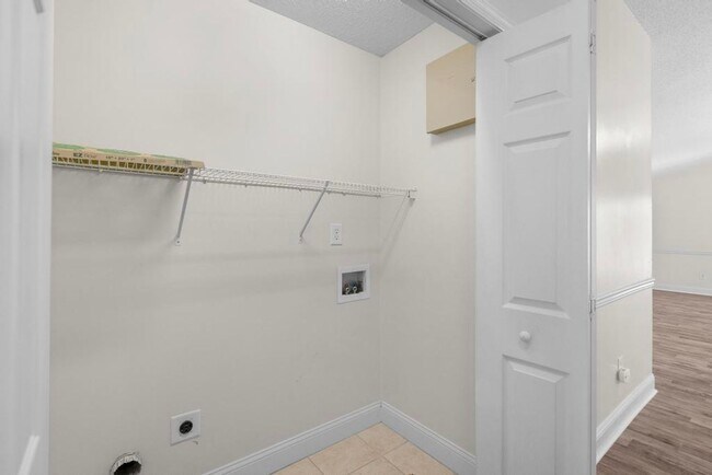 Building Photo - Large Ranch Home with 4BR/ 2 Bath with an ...