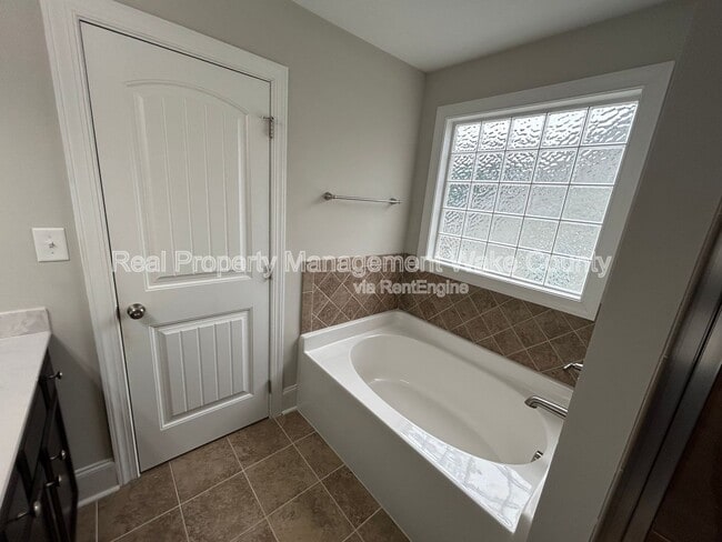Building Photo - 5412 Robbins Dr