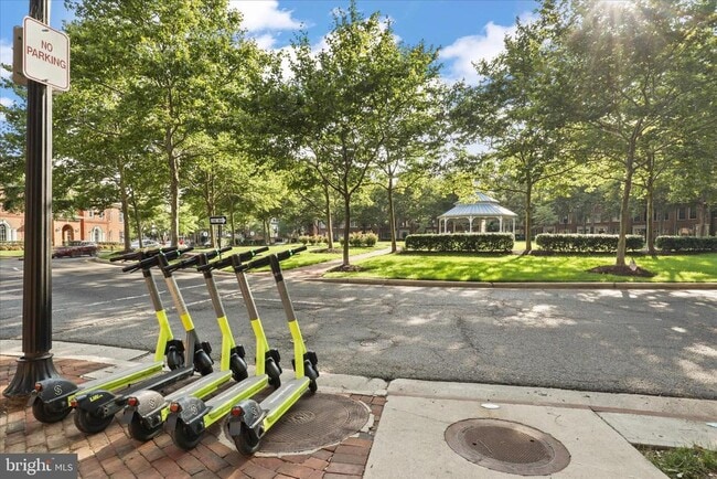 Building Photo - 5053 Kilburn St