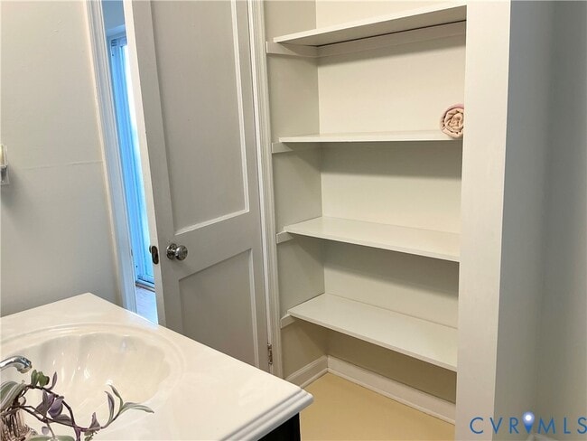 Building Photo - 36 Riverview Dr