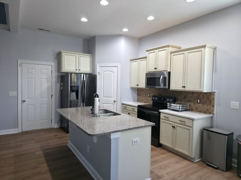 Building Photo - 341 Belvedere Dr