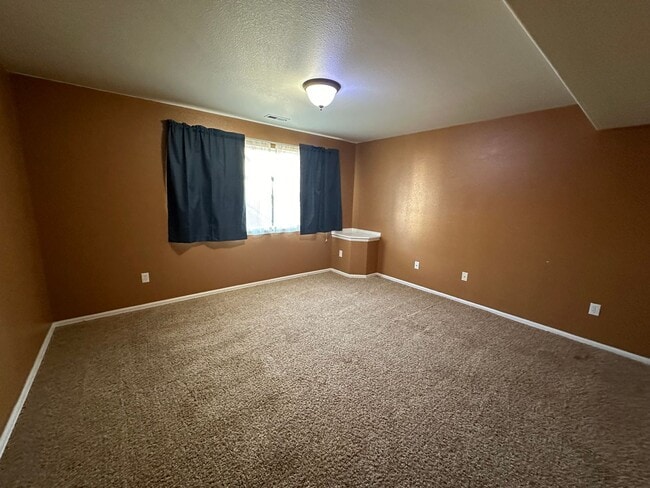 Building Photo - 5 Bed 4 Bath Home in Springs Ranch!!!