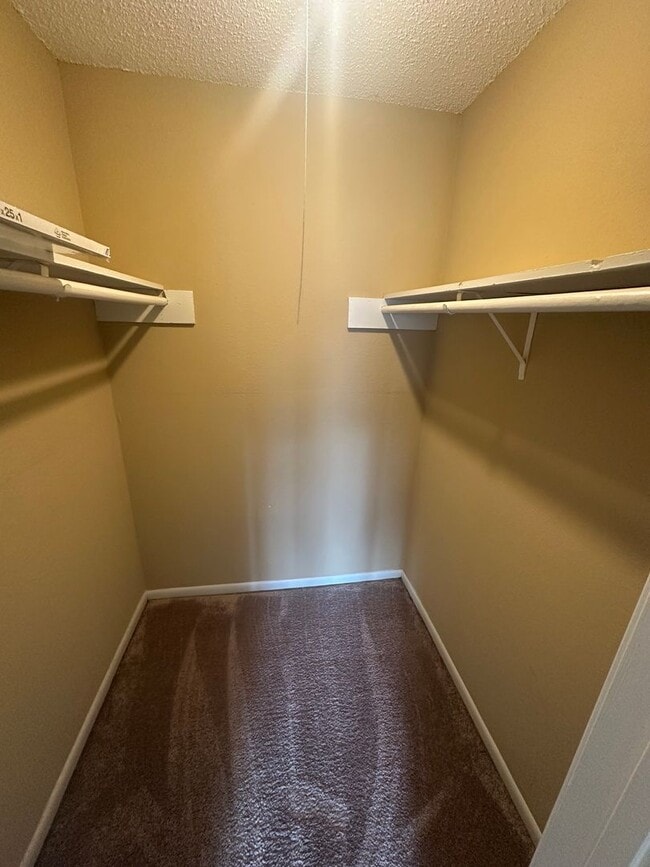 Building Photo - 1BD/1BA Townhouse located on the Germantow...