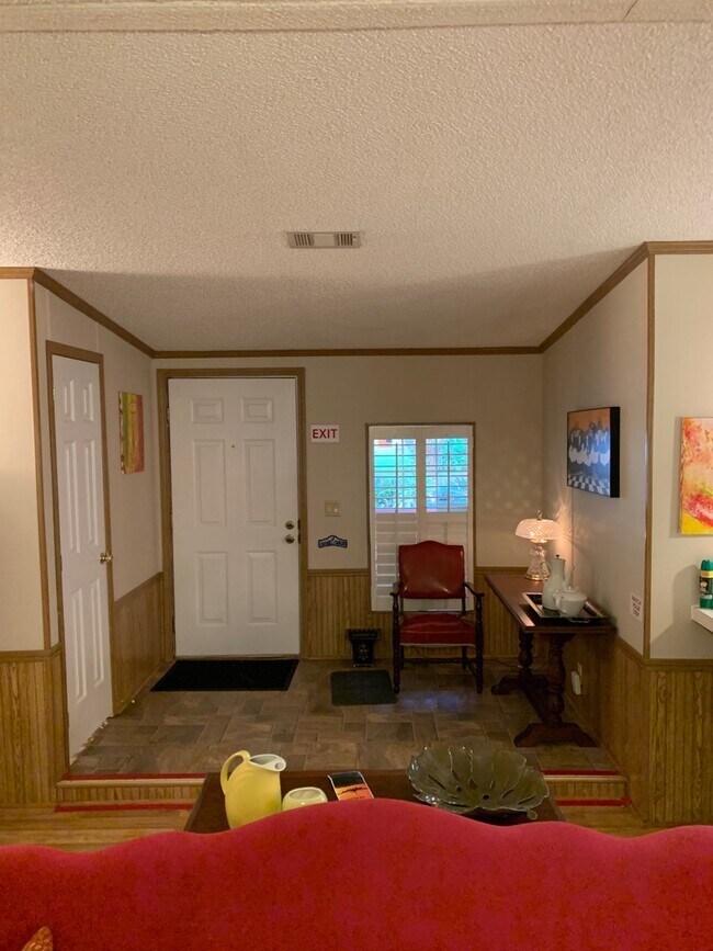 Building Photo - Furnished spacious 3/2.5 home. Corporate a...