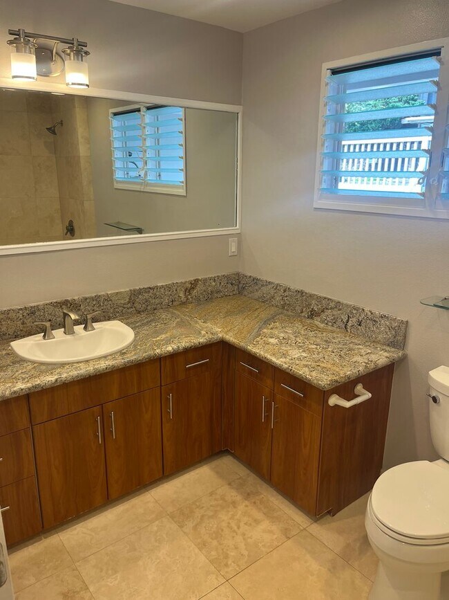 Building Photo - Renovated 6 Bedroom, 3.5 Bath Home with 2 Garages in Aina Haina