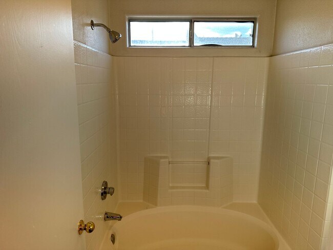 Building Photo - 3 Bedroom Townhouse!! in Gated Community!!...