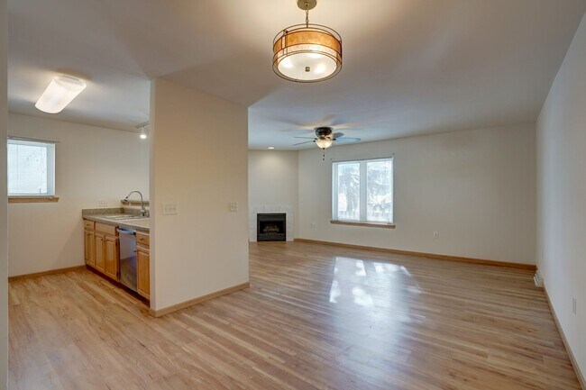 Building Photo - 6101-6103