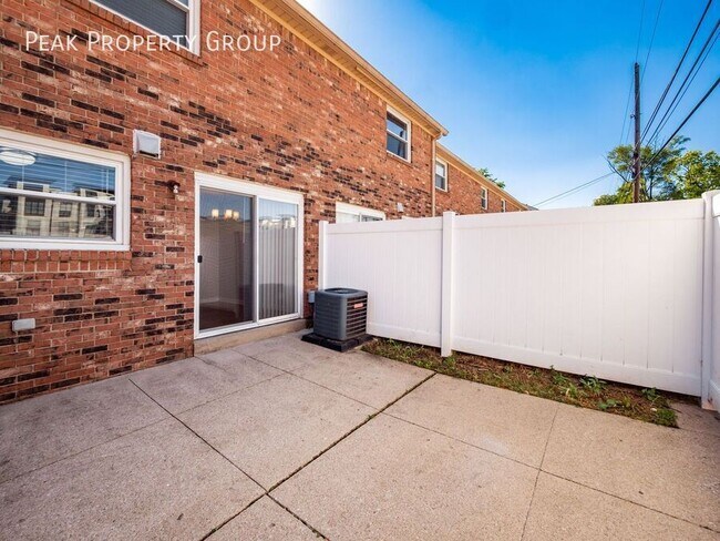 Building Photo - 1056 Westborough Dr N