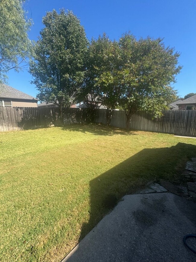 Building Photo - Home for the Holidays 4/2/2 with Fireplace - Wonderful YARD - Community Pool