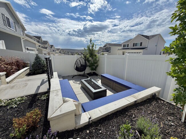 Building Photo - 7239 Woods Rose Dr