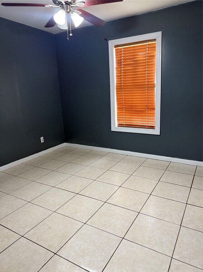 Building Photo - 917 Leonard St